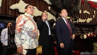 Setya Novanto turut didampingi Wakil Ketua DPR Taufik Kurniawan dan Fadli Zon.