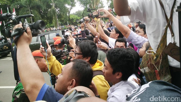 Antusias Warga Sambut Raja Salman: Assalamualaikum, Selamat Datang