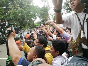 Antusias Warga Sambut Raja Salman: Assalamualaikum, Selamat Datang