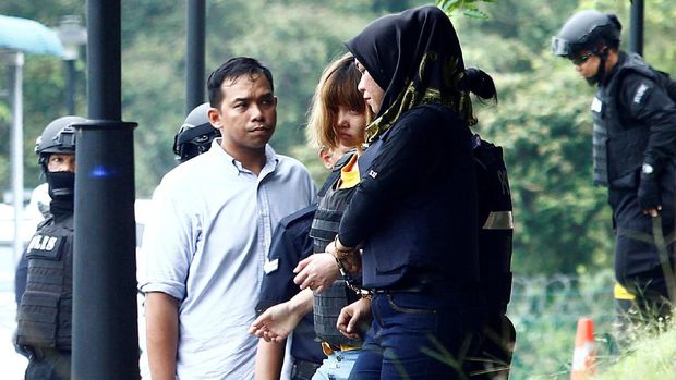 Doan Thi Huong juga memakai rompi antipeluru dan diborgol saat keluar pengadilan