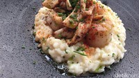 Seafood risotto jadi salah satu menu andalan. Risotto yang lembut gurih diberi topping scallop, udang, dan cumi. Ada juga tambahan saus basil dan keju mascarpone yang membalutnya.