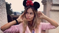 Menjadi yang paling senior, Valentino Rossi juga merupakan sosok flamboyan jika berbicara tentang hubungan asmara. Dia dikenal kerap berganti-ganti pacar. The Doctor paling tidak pernah digosipkan dengan seorang model, aktris, serta pembawa acara televisi asal Italia, Eleonora Pedron. (Foto: Instagram @eleonorapedron)