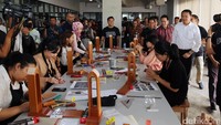 Ahok melihat langsung workshop yang dilangsungkan di ‘Jakarta Creative Hub’.