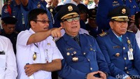 Djarot Saiful Hidayat dan Tjahjo Kumolo berbincang di sela-sela peringatan HUT ke-98 Pemadam Kebakaran (Damkar) di Lapangan Silang Monumen Nasional (Monas), Jakarta Pusat, Rabu (1/3/2017)