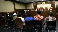 Majelis hakim menjatuhkan vonis 4,5 tahun penjara kepada dua terdakwa M Affan dan Parluhutan Siregar serta vonis empat tahun penjara kepada lima terdakwa lainnya yakni Bustami, Budiman Nadapdap, Guntur Manurung, Zulkifli Husein, dan Zulkifli Effendi Siregar.