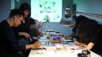 Para pekerja kreatif tengah menyelesaikan di salah satu fasilitas kelas yang ada di ‘Jakarta Creative Hub’. Dinas Koperasi Usaha Kecil Menengah dan Perdagangan (KUKMP) DKI Jakarta membuka co working space seluas 1.500m2 di jantung Jakarta yakni di Gedung Graha Niaga Thamrin, Rabu (1/3/2017).