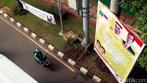 Spanduk Raja Salman Hiasi Depan Gedung DPR / 