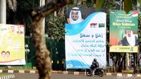 Spanduk Raja Salman menyedot perhatian pengendara yang melintas di depan gedung DPR.
