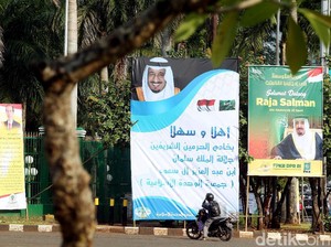 Aneka Spanduk Berbahasa Arab Sambut Raja Salman di Sekitar DPR