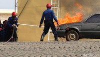 Simulasi penanganan kebakaran mobil di Lapangan Monas di depan Mendagri Tjahjo Kumolo.