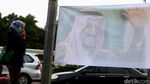 Spanduk Raja Salman Hiasi Depan Gedung DPR