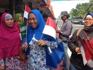 Bawa Bendera RI-Saudi, Ibu-ibu Ini Ikut Sambut Raja Salman di Halim