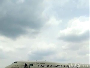 Raja Salman Keluar dari Pesawat, Langsung Disambut Presiden Jokowi