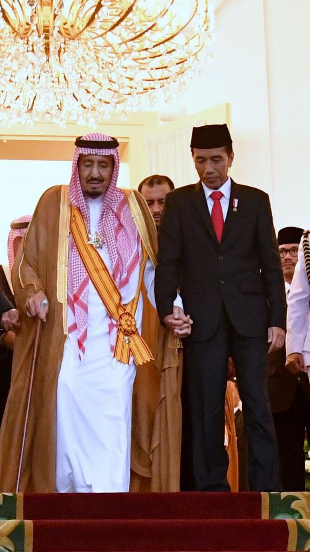 Jokowi menggenggam tangan Raja Salman dengan erat saat di Istana Bogor, Rabu (1/3/2017). 