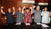 Para tokoh dari tiga Soksi yang berbeda yaitu Soksi pimpinan Ade Komarudin (Akom), Soksi pimpinan Rusli Zainal dan Soksi pimpinan Lawrence TP Siburian sepakat untuk bersatu dan hal itu akan dilakukan pada saat Munas akan datang di Surabaya.