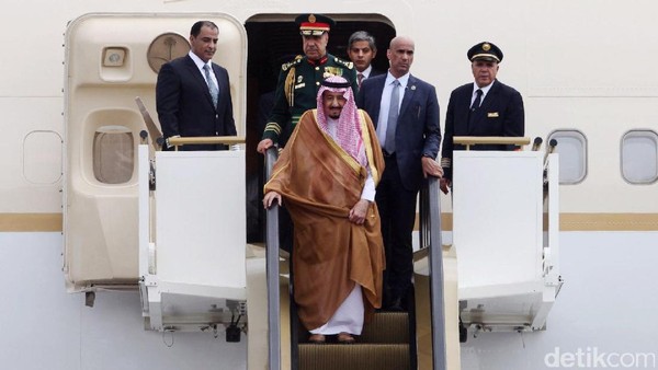Raja Salman Tiba di Bandara Halim