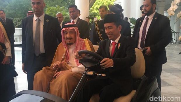 Raja Salman dan Jokowi Naik Mobil Golf / 