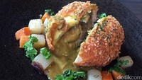 Chicken Kiev sebaiknya tak dilewatkan. Berupa bola ayam berlapis baluran tepung roti renyah. Di dalamnya ada saus kari yang gurih berempah.