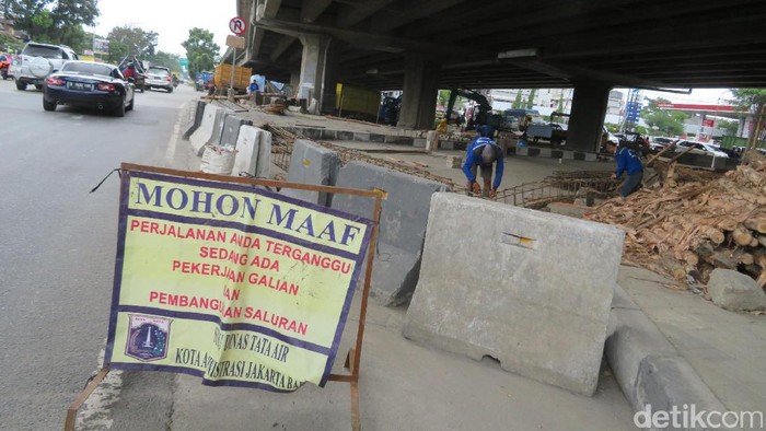 Cegah Banjir, Gorong-gorong di Kolong Tol JORR W2 Diperlebar