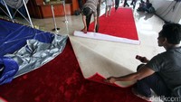 Gedung DPR juga dipasangi karpet merah.
