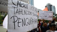 Massa membawa poster-poster tuntutan.