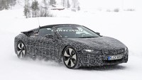 Tidak hanya di bagian atap, terlihat BMW masih ingin merahasiakan wajah dan tampilan baru BMW i8 Sypder ini dengan memberikan kamuflase.
