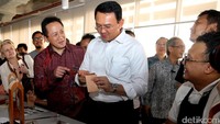 Ahok ditemani Kepala Badan Ekonomi Kreatif Triawan Munaf saat hadiri peresmian pusat pelatihan dan kreativitas Jakarta Creative Hub di Gedung Graha Niaga Thamrin, Jakarta, Rabu (1/3/2017).