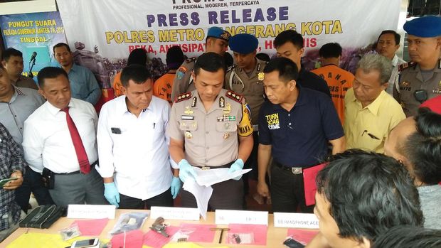 Sejumlah barang bukti diamankan polisi.