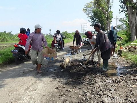 Jalan rusak di Probolinggo didemo warga