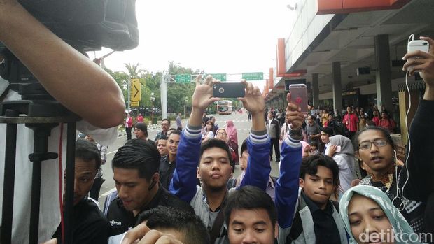 Antusias Warga Sambut Raja Salman: Assalamualaikum, Selamat Datang