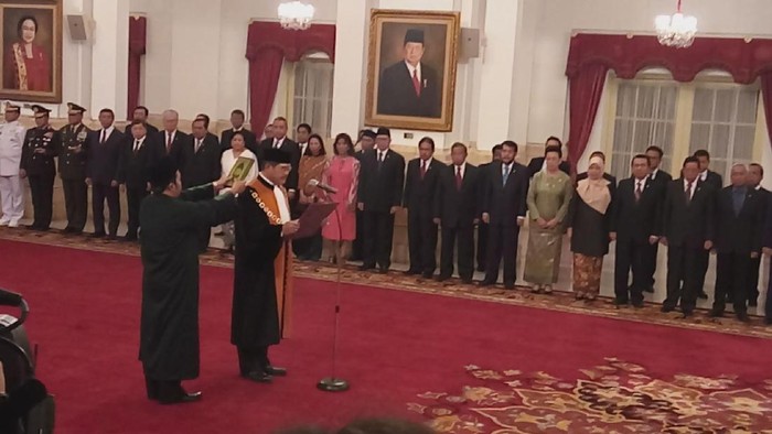 Suara Bergetar, Hatta Ali Bacakan Sumpah Ketua MA di Depan Jokowi