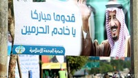 Spanduk Raja Arab Saudi Salman bin Abdulaziz Al Saud menghiasi depan gedung DPR, Rabu (1/2/2017).