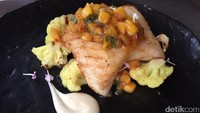 Puaskan selera dengan Patagonian Toothfish. Fillet toothfish panggang dipadukan dengan mango salsa yang manis asam. Makin enak karena dilengkapi puree kembang kol dan kembang kol berbumbu kari yang khas.