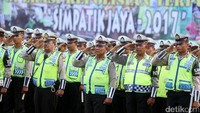 Polisi memberikan penghormatan saat mengikuti apel Operasi Simpatik Jaya 2017.