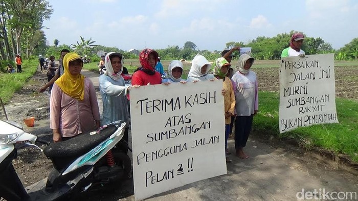 Ibu-ibu di Probolinggo Blokade Jalan Rusak