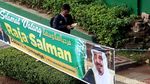 Spanduk Raja Salman Hiasi Depan Gedung DPR