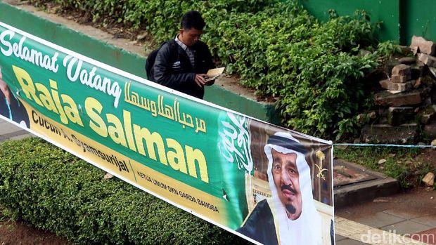 Spanduk Raja Salman Hiasi Depan Gedung DPR / 