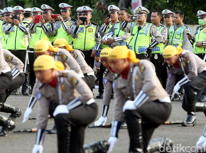 Polda Metro Jaya menggelar apel Operasi Simpatik Jaya 2017 di halaman Dirlantas Polda Metro Jaya, Jakarta, Rabu (01/03/2017). Wakapolda Metro Jaya, Brigjen Suntana memimpin langsung jalannya upacara apel.