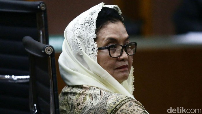 Terdakwa mantan Menteri Kesehatan (Menkes) Siti Fadilah Supari menjalani sidang di Pengadilan Tipikor, Jakarta, Rabu (1/3/2017). Majelis hakim menolak eksepsi yang diajukan Siti. Siti Fadilah didakwa melakukan korupsi pengadaan alat kesehatan dalam rangka penanggulangan masalah kesehatan akibat bencana. Siti didakwa menerima uang dari PT Indofarma Tbk sebesar Rp 1,5 miliar dan dari PT Mitra Medidua sejumlah Rp 4,5 miliar.