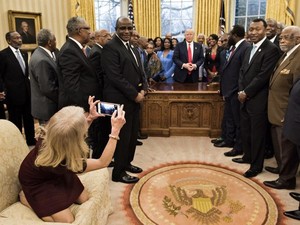 Duduk Berlutut di Sofa Ruang Oval, Penasihat Senior Trump Dikecam