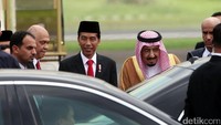 Senyum Jokowi menyambut kedatangan Raja Salman ke Indonesia. Foto: Rachman Haryanto