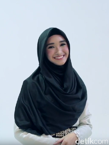 Tutorial Hijab Syar'i Ala Si Cantik Bersuara Merdu, Bella Almira