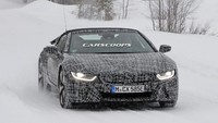 Memang perubahannya masih tidak terlihat begitu jelas. Akan tetapi besar kemungkinan BMW i8 Spyder ini akan ditawarkan dengan ketangguhan yang lebih baik.