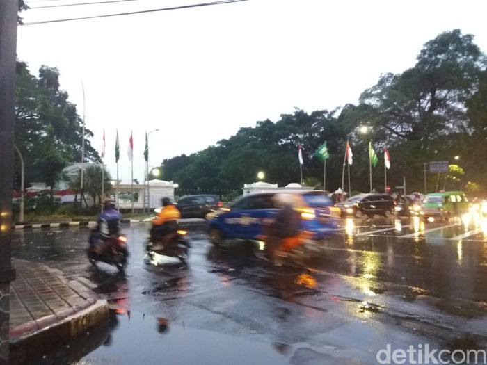 Warga yang Padati Depan Istana Bogor Berangsur Pulang