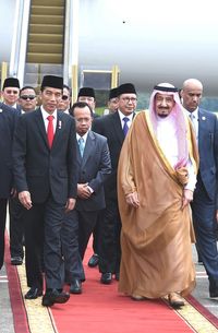 Momen Raja Salman Turun Eskalator Pesawat di Bandara Halim
