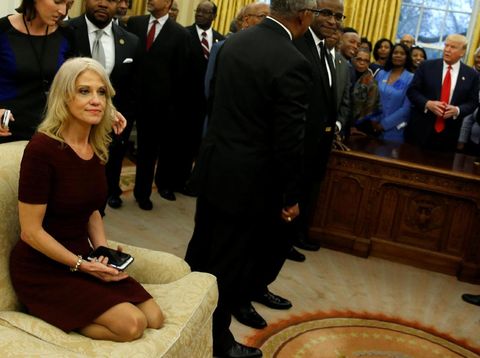 Kellyanne Conway duduk berlutut di atas sofa Ruang Oval Gedung Putih
