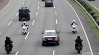 Raja Salman menuju Istana Bogor menggunakan mobil berpelat merah bertuliskan Saudi Arabia.