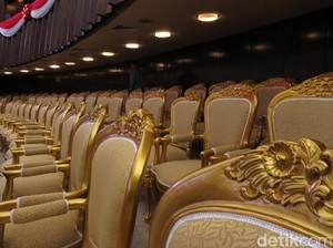 Puluhan Kursi Warna Emas Ini akan Diduduki Pangeran Saudi di DPR