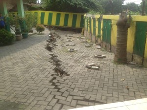Halaman Sekolah di Bekasi Ambles, Warga Minta Diperbaiki