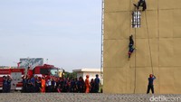 Salah satu teknik penyelamatan kebakaran yang dipertunjukan dalam upacara peringatan ulang tahun Damkar ke-98 di Lapangan Monas.
